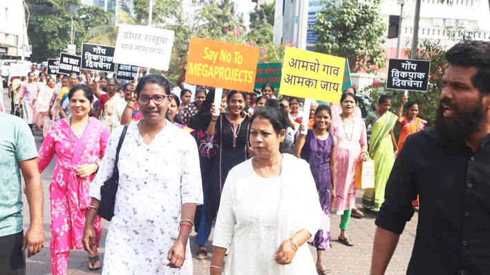 करमळीवासियांचा टीसीपीसमोर ठिय्या