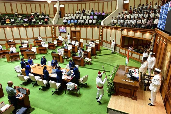 विधानसभेचे पावित्र्य जपा!