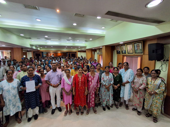 कामगारांच्या आयुष्याकडे खेळ नको