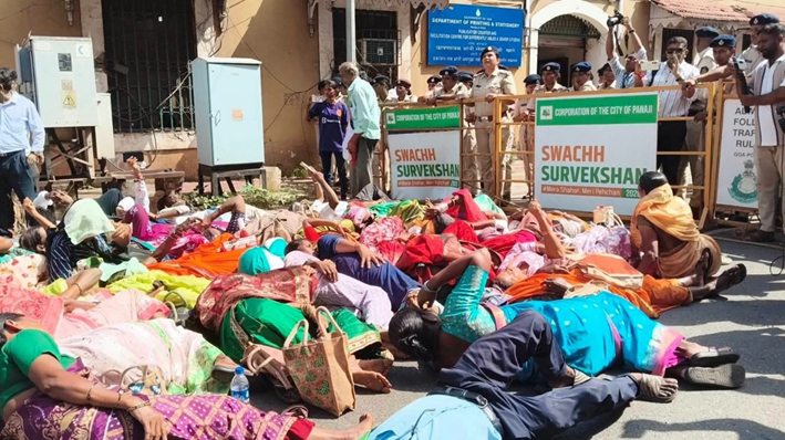 कारापूरवासियांना पोलिसांनी ताब्यात घेतले