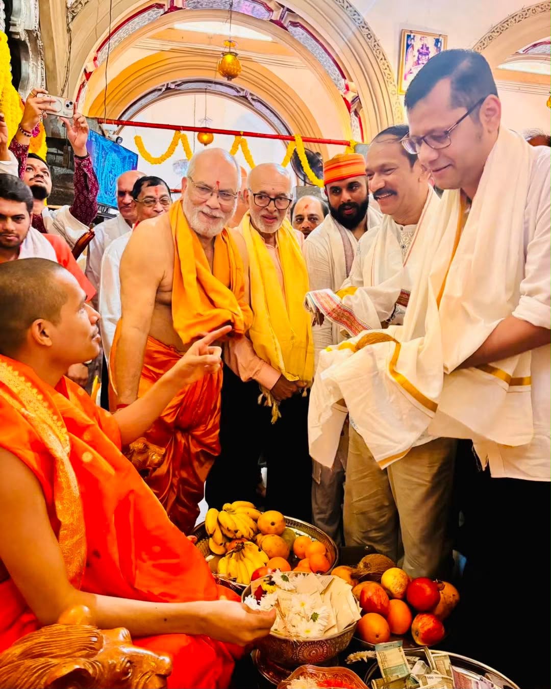 GPCC President Girish Chodankar, LoP Yuri Alemao Offer Prayers at Shree Mahalaxmi Temple in Bandivade