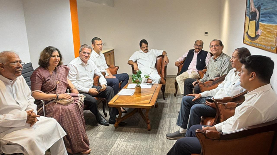 वेणुगोपाल यांच्यासमोर एकजुटीची परेड