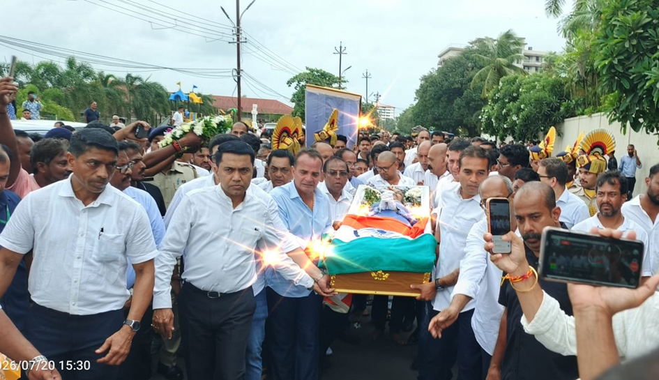 अलोट गर्दी आणि पाणावलेल्या कडा