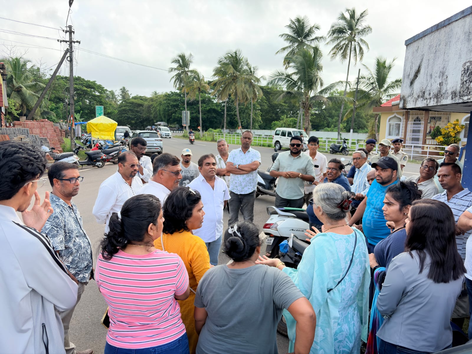 Dandewado Villagers Halt NH66 Expansion Work, Demand Bypass and Project Clarity