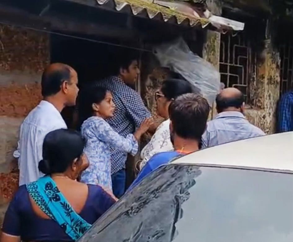बाऊन्सर्सच्या मदतीने घरात घुसखोरी